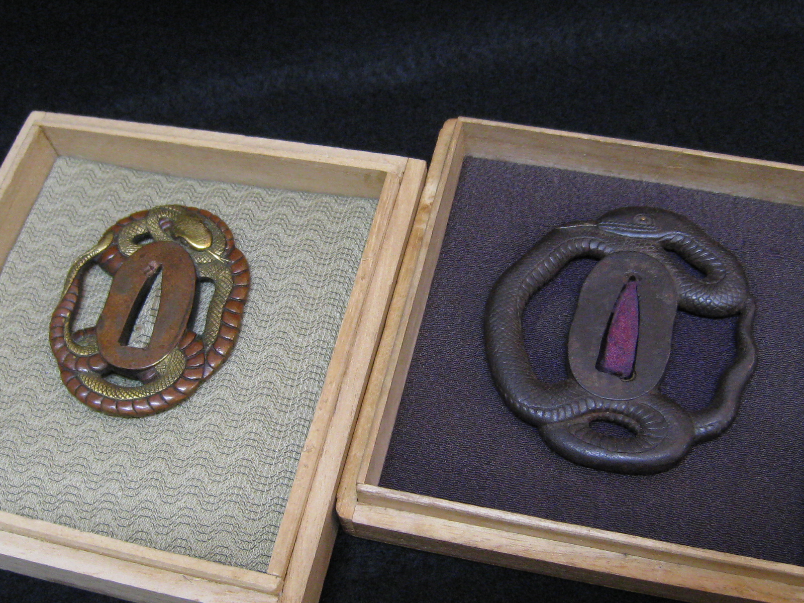 鉄地 蛇図丸彫鍔 無銘（水戸）/素銅地 蛇図 真鍮象嵌鍔 日本刀時代鍔 